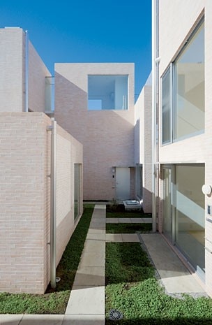 Small green
spaces in the gaps
create a connection
between the houses