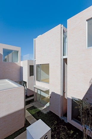 The exterior
cladding of the
buildings is in lightcoloured,
pinkish brick
