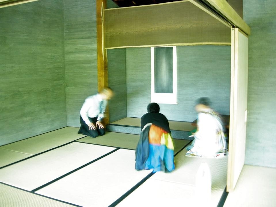 In the large room the walls
are made from clearly
visible cement
