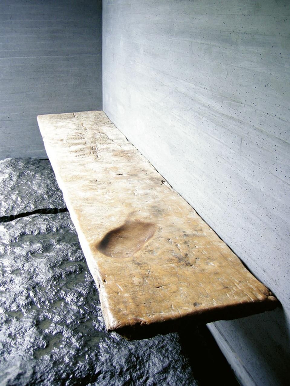 The path “of waiting
and purification” that
leads to the two main
rooms of the raku
kichizaemon-kan is
ten metres under the
level of the water