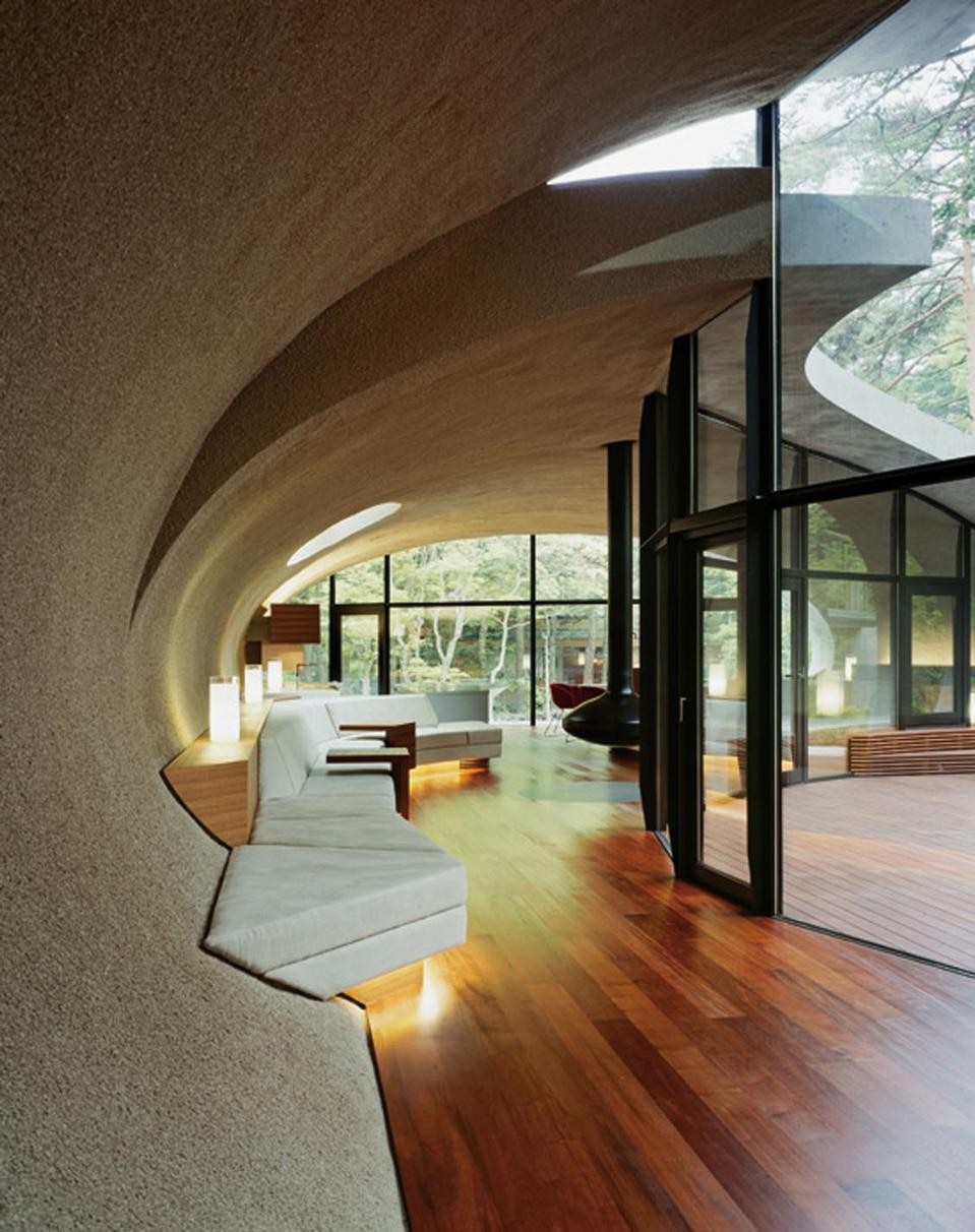 Views
of the large living
room on the ground
floor. all the air ducts
for ventilation and
outlet pipes have been
installed under the
floor, which is suspended
140 cm above the
ground
