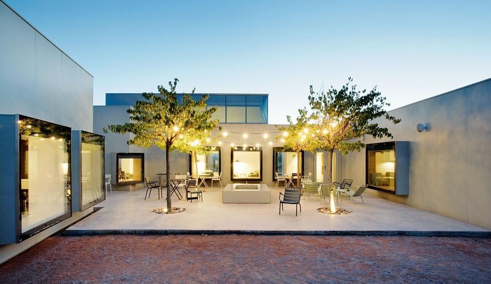 The project’s
central element is
an outdoor court
made by positioning
orthogonal elements
that keep out the
<i>cierzo</i>, the area’s prevailing
northwesterly
wind. The building has
a light structure that
can easily be dismantled an d recycled