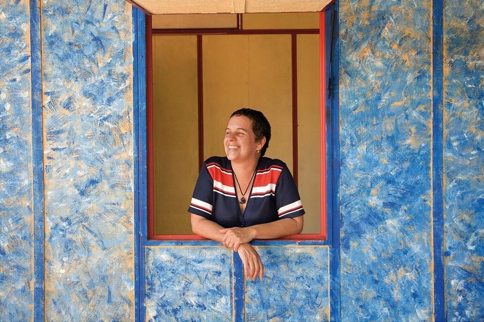 Elsa Zaldivar
(Paraguay), The
Rolex Awards for enterprise
2008. Zaldivar
has developped the production
of panels made
of recycled plastic and
vegetable waste, for
use in building houses,
roofing and furniture.
she has revived loo fah
cultivation in Paraguay,
turning it into a flourishing
craft industry
that provides an
income to hundreds of
peasant women