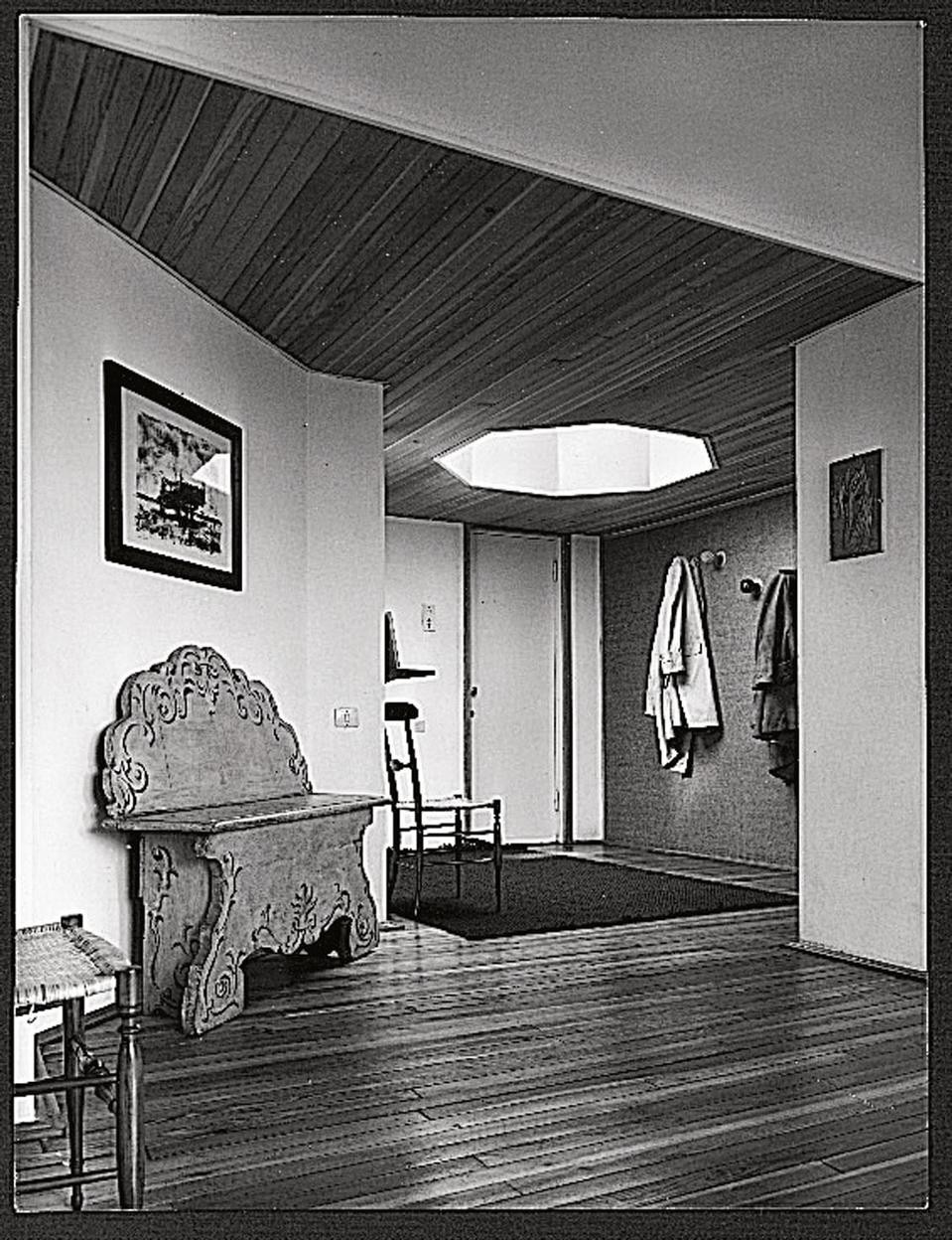 The
entry hall lit by an
octagonal skylight
with pyramidal glazing
