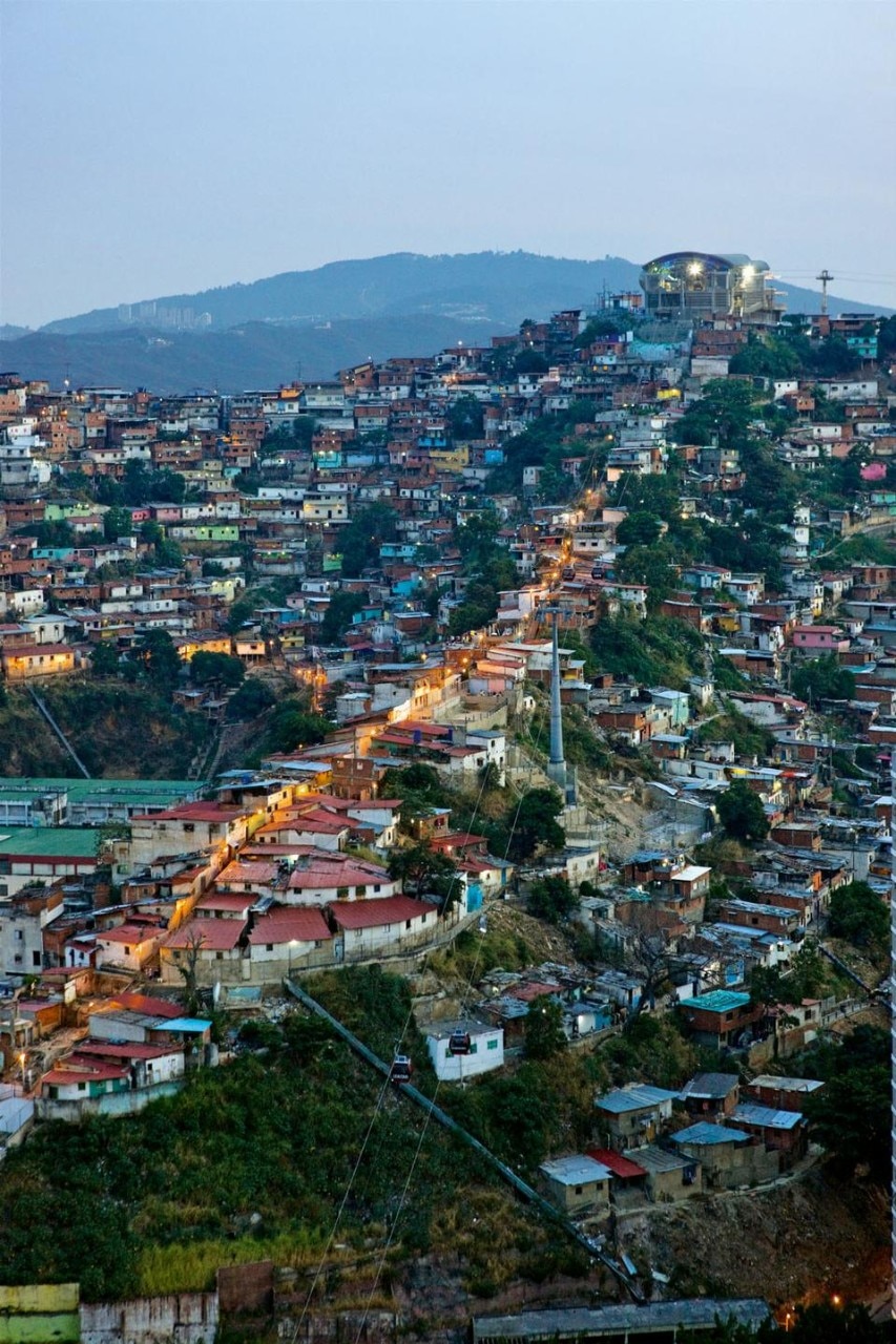 Hornos de
Cal, one of the intermediate
stations of the Metro Cable
transit system in Caracas.
Metro Cable, which opened
in January 2010, has three
stops in the <i>barrio</i> of San
Agustín (called El Manguito,
left, La Ceiba and Hornos de
Cal) and two end stops:
San Agustín and Parque
Central. The line connects
the favela with the
commercial centre of
Caracas. The journey now
takes San Agustín residents
20 minutes instead of 2.5
hours on foot