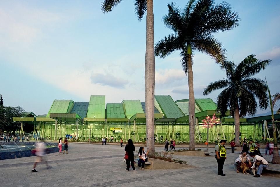 Section of the west front
of the sports centre that
Felipe Mesa and Alejandro
Bernal (Plan:B Arquitectos)
and Giancarlo Mazzanti
(Mazzanti Arquitectos)
have designed for an
area adjacent to the pool
complex, commissioned for
the 2010 Juegos Suramericanos