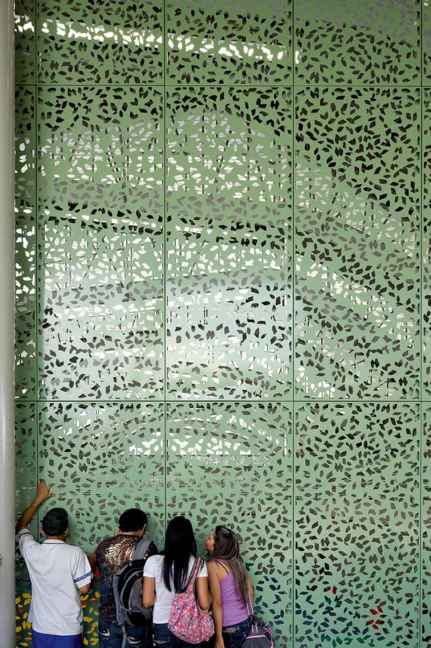 The enclosure for the
complex is made up of metal
panels engraved with a
continuous leaf design
The enclosure for the
complex is made up of metal
panels engraved with a
continuous leaf design