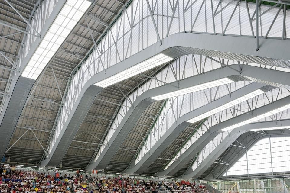 View of the
building used for martial
arts. The roof is made up
of long rising and falling
strips carried on a kind of
large reticular girder which
has been formed from joists
with a circular cross-section.
The structure allows a free
span of 85 metres in the
Ivan de Bedout Coliseum
and 55 metres in the three
structures for martial arts,
gymnastics and volleyball
