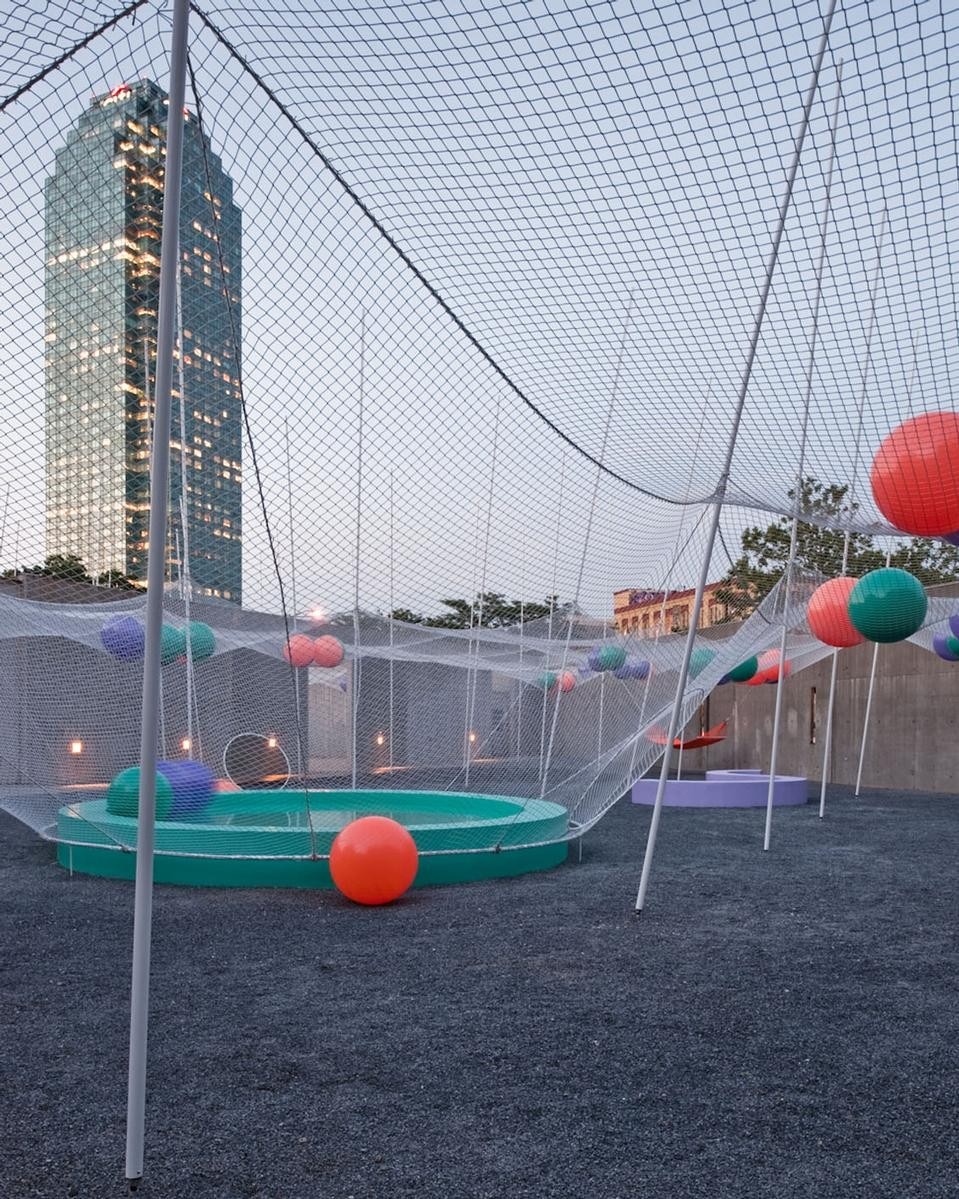 The net dips down to embrace a paddling pool at the centre of the courtyard