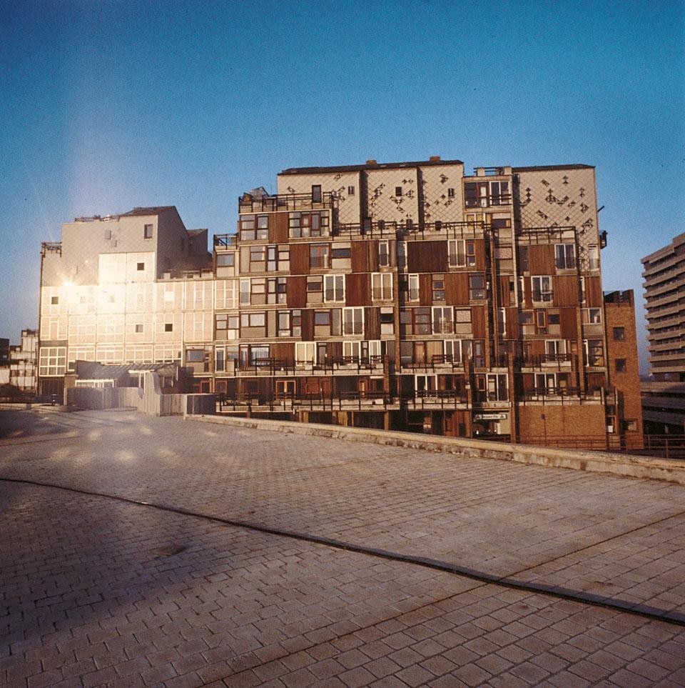 The east front of the MéMé and,
on the left of the photo, the glazed block with
the apartments for singles, which houses
individual university lodgings (jokingly called
“fascist” due to the decision not to share
accommodation).