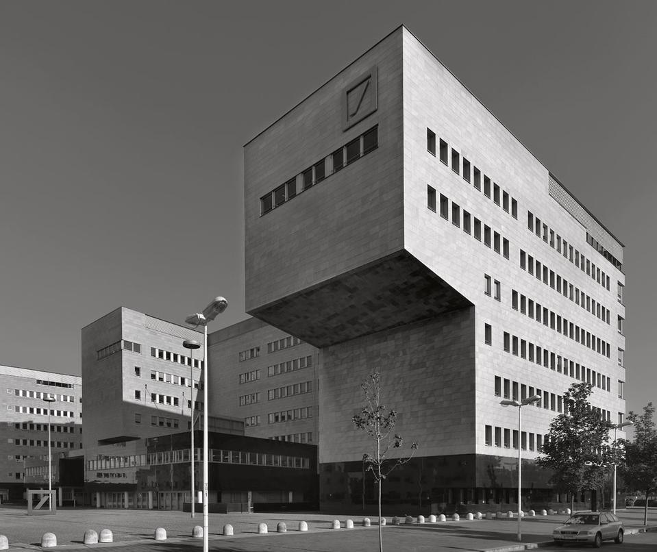 In 1985 Pirelli invited 20 studios to
participate in an international competition
calling for the conversion of its former
factories in Milan into a “new technological
and multifunctional centre”. Three firms
were promoted to the final selection: Gabetti
and Isola, Gregotti Associates and Gino
Valle. In 1988 Vittorio Gregotti was declared
the winner. This page: the Deutsche Bank’s
headquarters, designed by Gino Valle, in an
area of the master plan