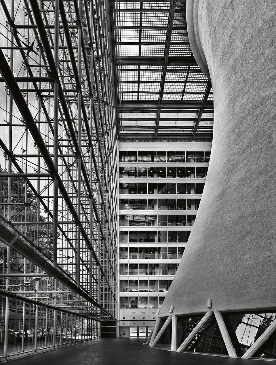 Views of the Pirelli &
C. Real Estate headquarters. The cooling tower
in the centre of the building’s courtyard is an
imposing pre-existing structure that represents
the memory of the site’s industrial past