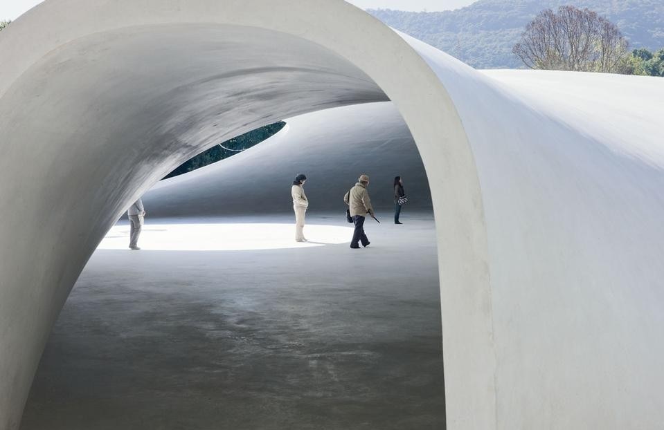 The Teshima Art Museum catches its visitors off guard. It calls itself a museum, but its exhibition space is very far from the traditional view of architecture for museums, 
with their masses of jumbled objects and works of art. In fact, on Teshima Island visitors are left alone to contemplate an experience with nature made of light, water and air. 