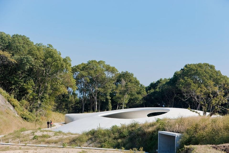 Opened last October, the Teshima Art Museum is the latest step in an enlightened plan that the Naoshima Fukutake Art Museum Foundation and the Corporation Benesse have been developing since 1989.