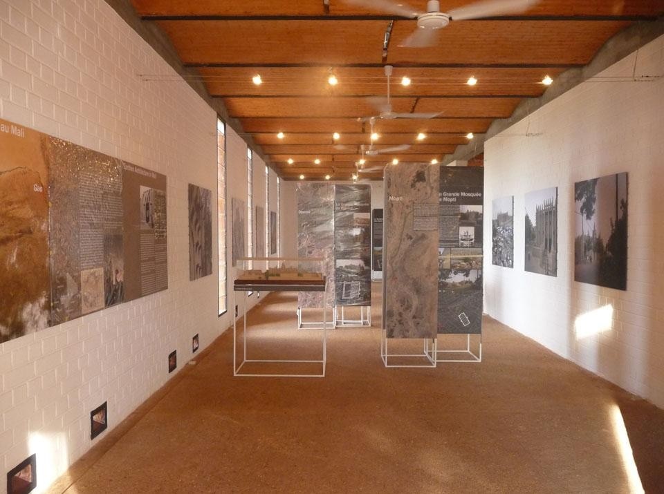 The visitors’ center is composed of three different structures joined by two roofs. It overlooks a lake, the shores have been made accessible to the public