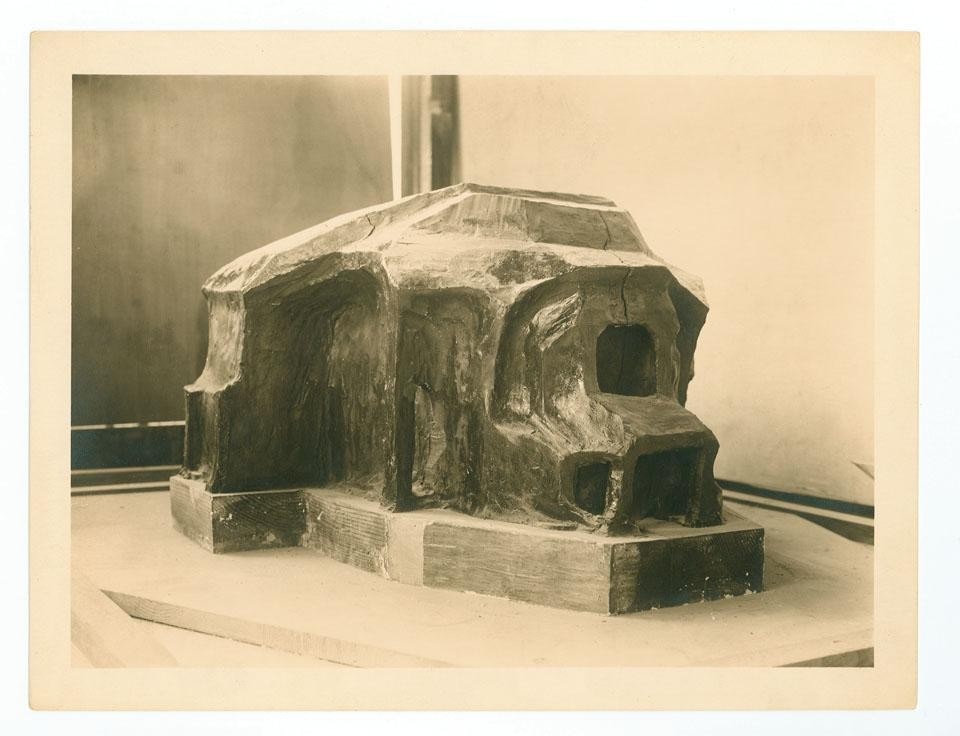 Model of the second Goetheanum (photo Otto Rietmann, Rudolf Steiner Archiv) and detail of the limestone rock from the Jura Mountains, near which stands the building designed by Rudolf Steiner.
