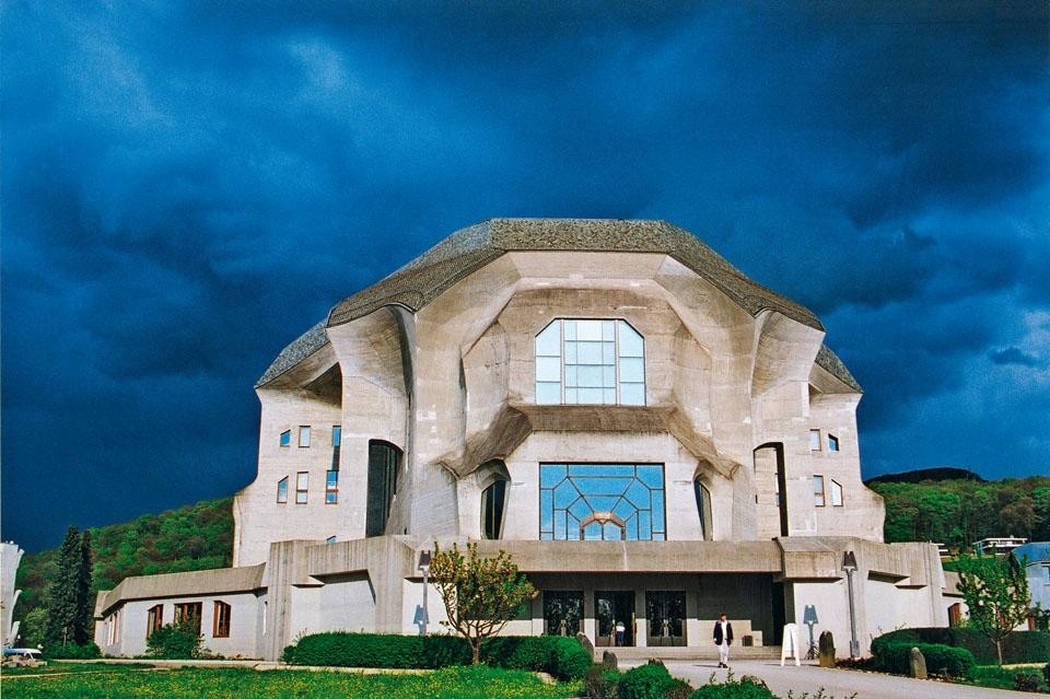 Entrance facade and detail of the convex forms derived from the concrete mass.