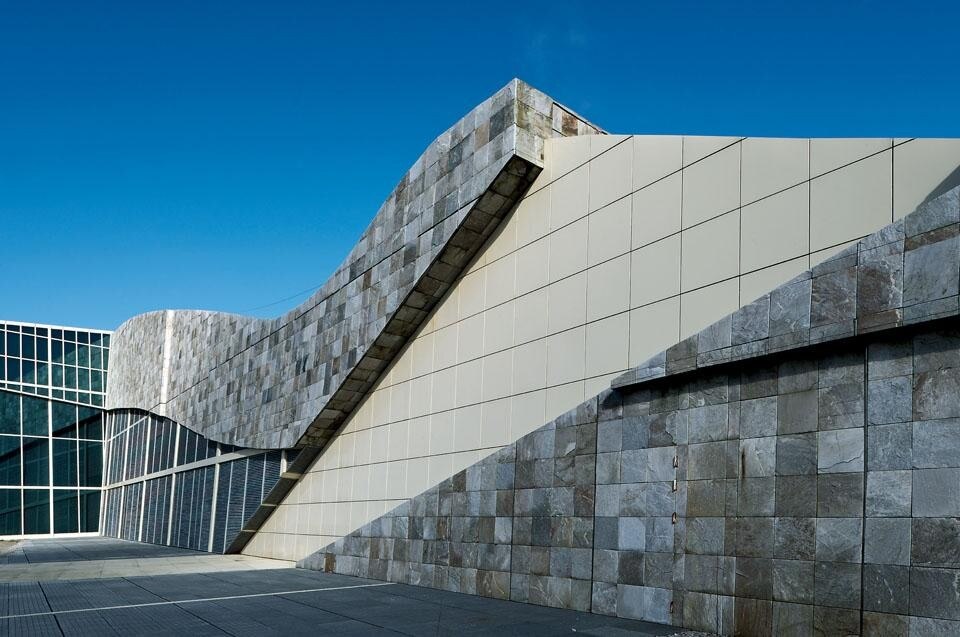 The language of geometry attempts to give cohesion to the complex; it is everywhere present in the roofs, the interior volumes, and the smallest details of the pavement.