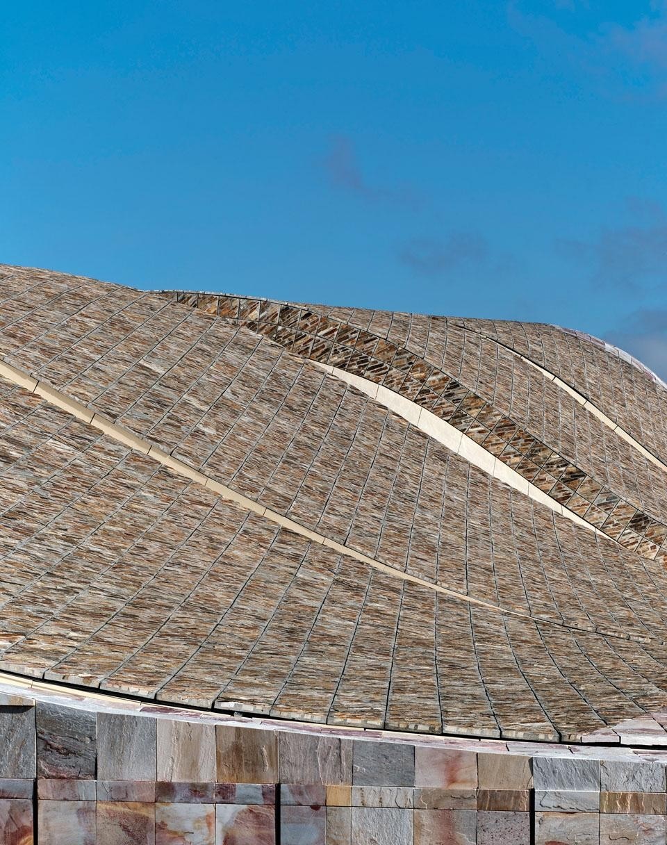 Geometry is the dominant theme of the whole project, both inside and out, starting from the general plan in which imaginary lines—Eisenman’s reference to ancient local pilgrimage routes—are superimposed on a Cartesian grid and then distorted by the orography of Mount Gaiás. This texture is also applied to the roofs. Installed on a metal frame, they are faced in stone engraved with a geometric pattern.