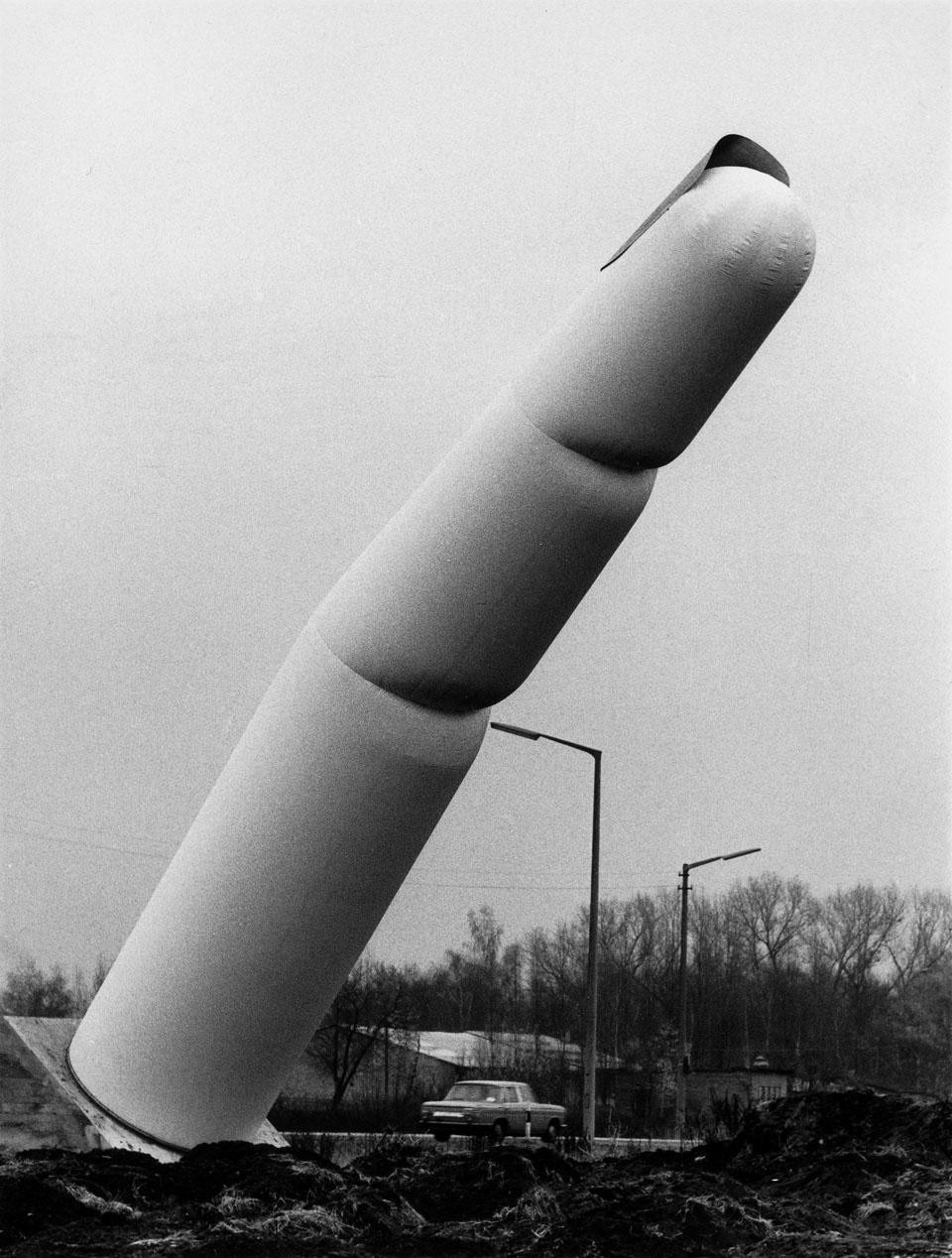 Haus-Rucker-Co., 14-metre inflatable index finger by the motorway to Nuremberg Airport, Symposion Urbanum Nürnberg, 1971.