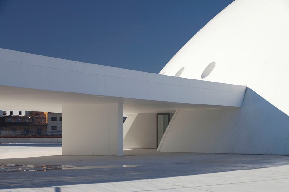 The minimalist formal abstraction of the Centro is framed by the surrounding medieval/industrial town of Avilés. Photo: © James Ewing Photography