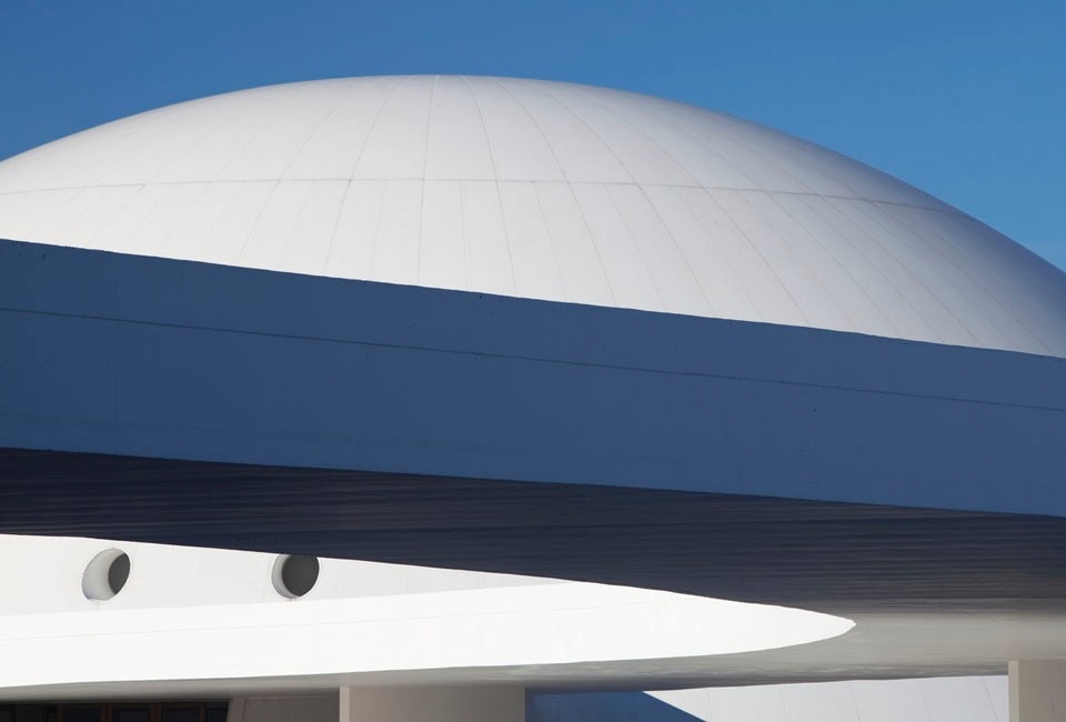 A covered esplanade joins the Centro Auditorium and Museum. Photo: © James Ewing Photography