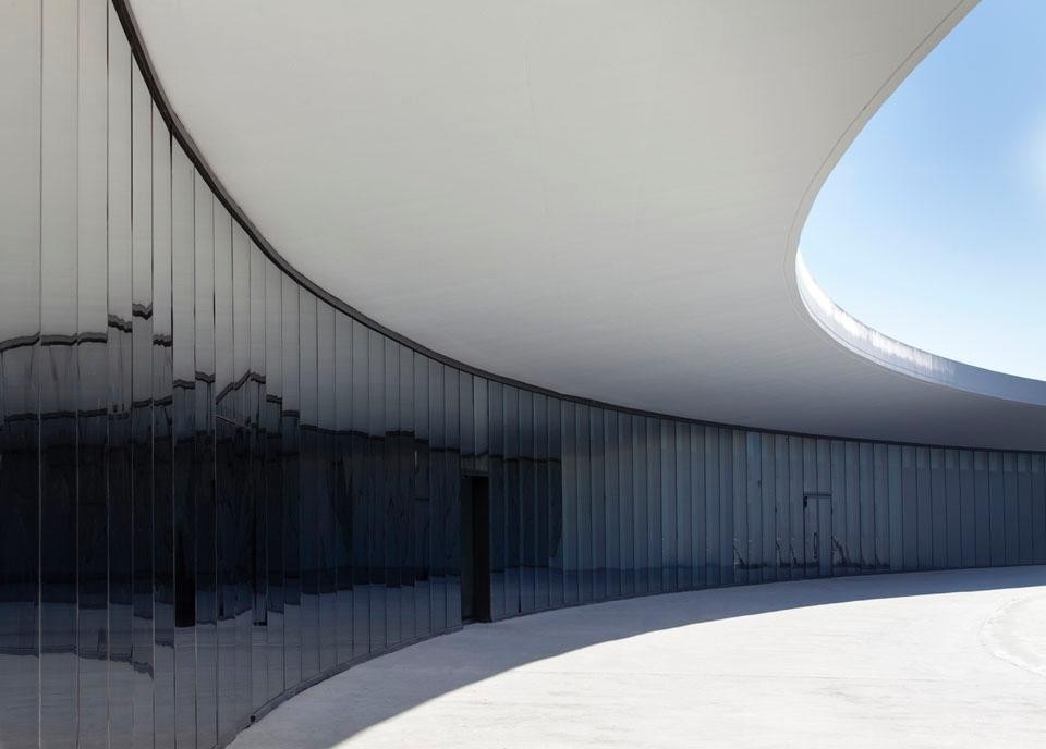 The curved and glazed exterior courtyard of the Reception building. Photo: © James Ewing Photography 