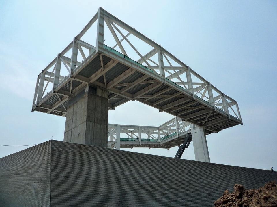 Through his choice of building
materials, Holl levels a subtle
criticism at the impetuous
development that has in recent
years destroyed the historic
centres of China’s principal
cities. The museum’s courtyard
is paved with bricks retrieved
from the demolition of ancient
hutong courtyard houses, a
traditional feature of ancient
Chinese cities