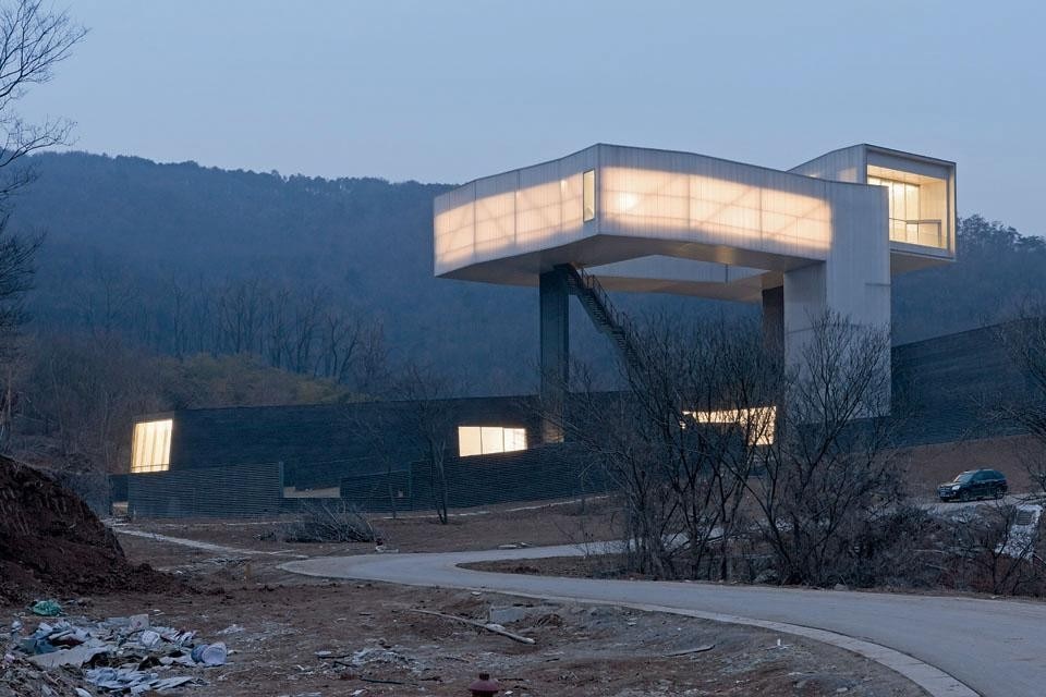 The Nanjing Contemporary
Art & Architecture Museum
is the first museum in China
to be devoted exclusively to
contemporary architecture. The
building is heated and cooled
by 20 geothermal wells and is
equipped with a green roof