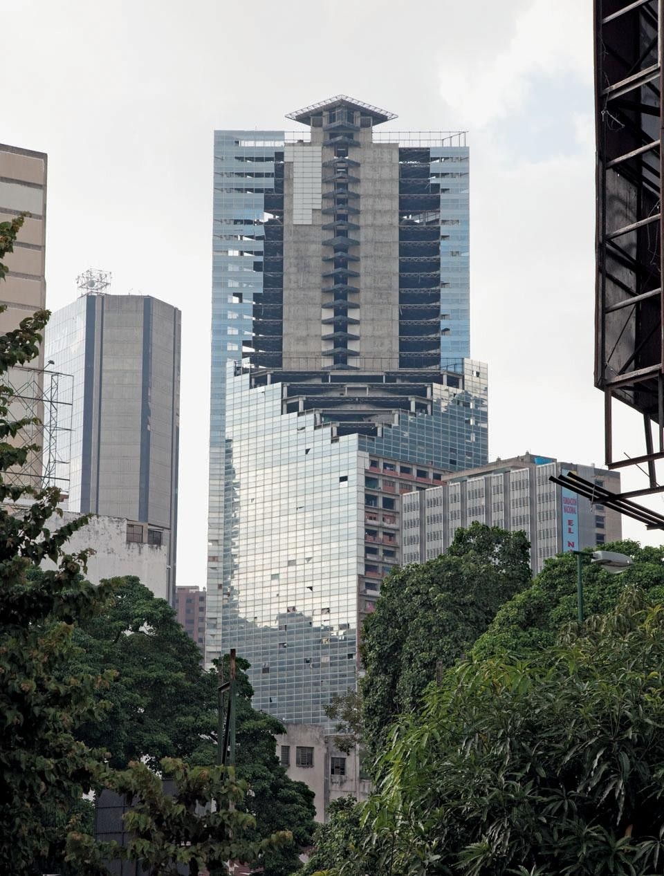 The “Tower of David” is currently home to
2,500 people. Over time it has become a city
within a city: 800 homes, shops, beauty salons,
Internet cafes, a football pitch, a basketball court
and an evangelical church. Those who live in the
building must comply with a set of written rules
established by the community.