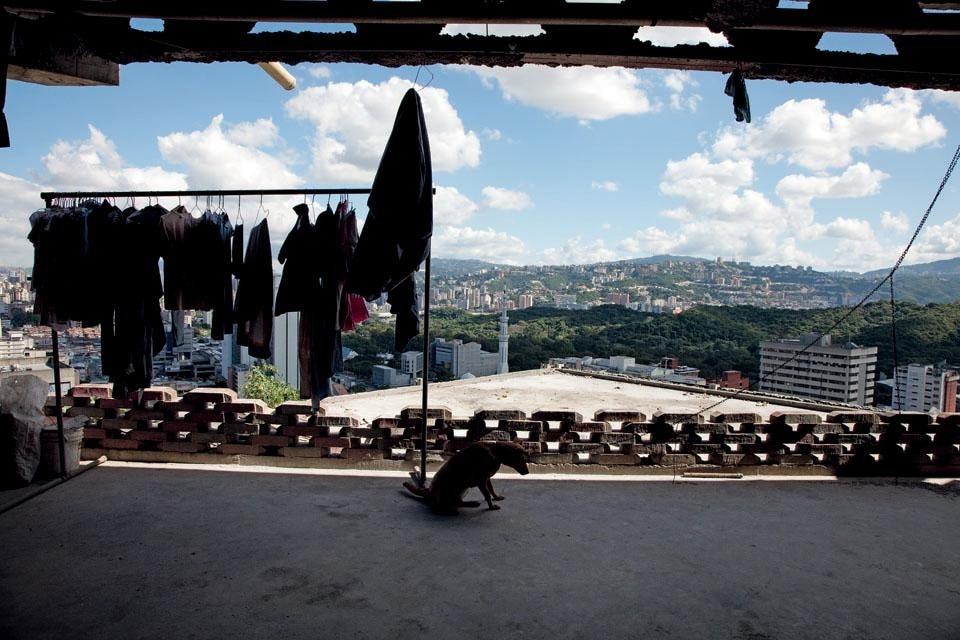 Southeast view of Caracas
from the 26th floor. In the
distance, one can make out the
minaret of the Quebrada Honda
mosque.