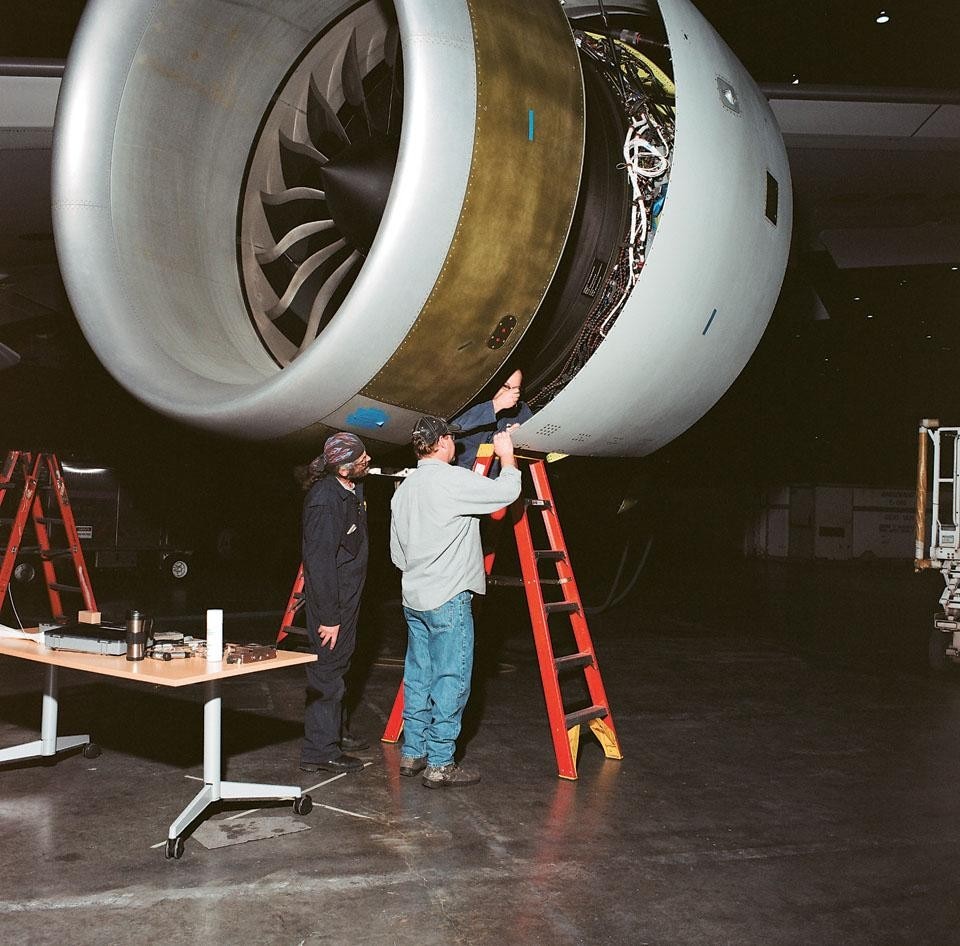 Photographer Ramak Fazel
visited the Boeing plant in
Everett, Washington, on 12
and 13 February 2011 during
the presentation of the 747-8
Intercontinental airliner, the
latest iteration of the Jumbo Jet. <br />Top: In March 1966, Boeing, which
had been thinking about a large
passenger plane since 1963,
created the B 747 programme.
Since the plane’s production
required vast facilities, the
company acquired 315 hectares
of land in Everett, north of
Seattle, and built a suitable plant.
The first 747-100 rolled out
on 30 September 1968.
During assembly, the fuselage
of the 747-8 is coated with
a green film that protects it from
potential dents and scratches
caused by falling work tools.