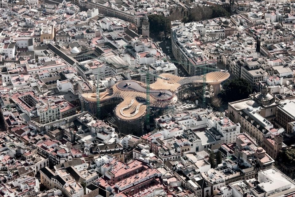 The new construction
restates the urban quality
of Plaza de la Encarnación:
a historic square which had
been used for many years as
a car park.