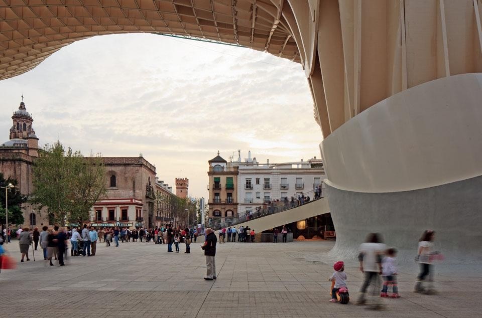 In order not to spoil a
Roman archaeological site,
the waffle frame of the new
complex, built in reinforced,
concrete, wood laminate and
steel, touches the ground at
only six points.