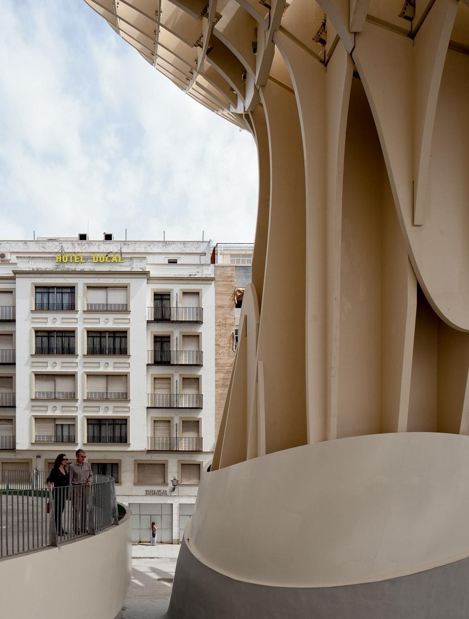 Detail of the shaft of one
of the umbrella units.