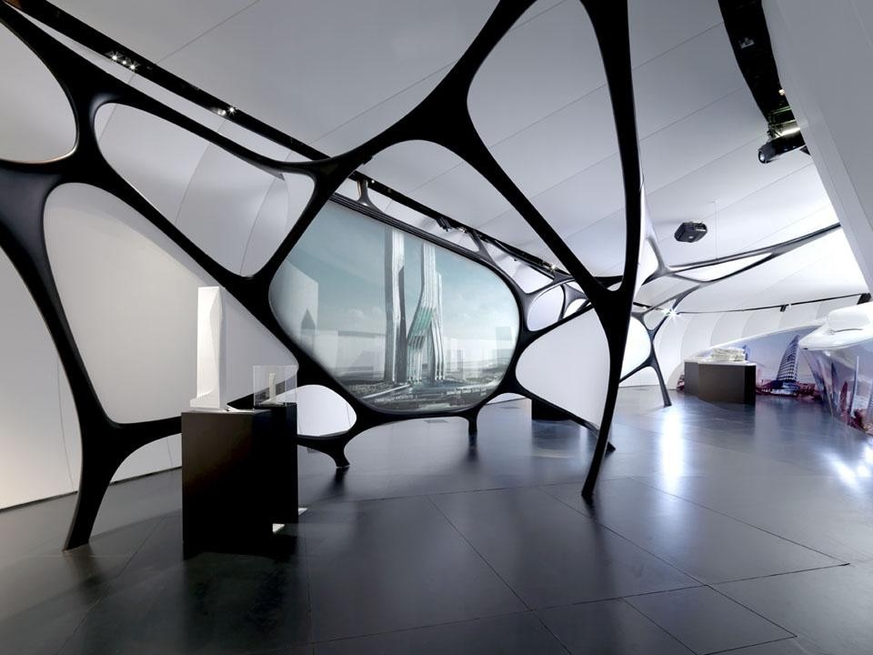 A network of curved guides is fixed to the ceiling and the floor of the hall in some places, and provides a set of minimal surfaces for use as projection screens, screens and ceilings.