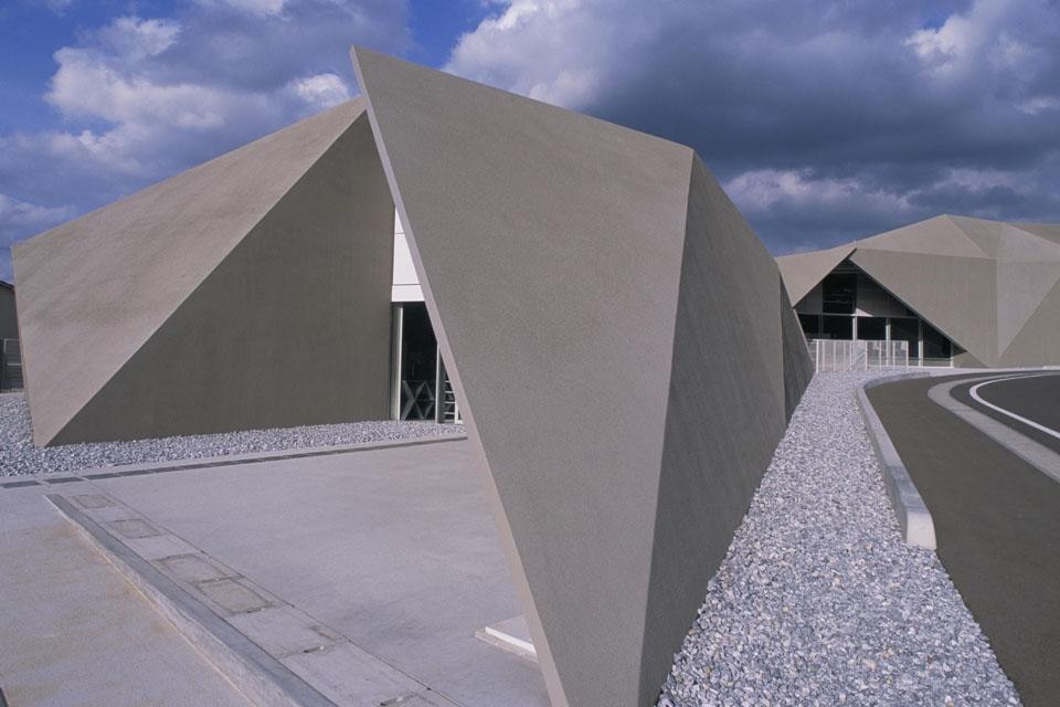 The building, composed of irregular polygons, groups different functions: the exhibitions and events space, a museum of traditional culture and folklore, and tourist information center.