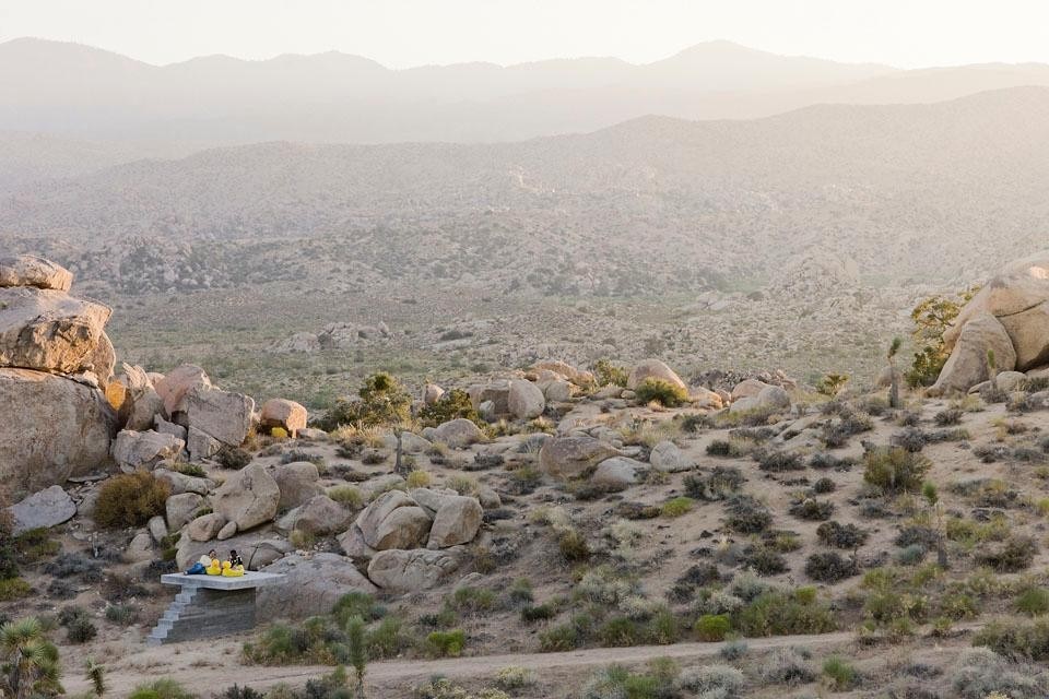 The LA art collector
Jerry Sohn and his family
admire the Mojave Desert
relaxing on the reinforced
concrete platform of the
summer pavilion.