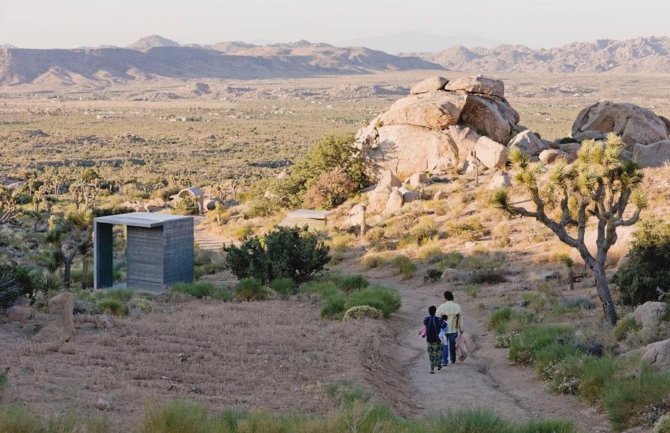 According to Arata Isozaki,
in this project “the ceiling
is the sky, the surrounding
mountain range and rocks
are the walls and partitions,
and the majority of the floor
is the desert. It only consists
of expanding the notion of the
house towards nature itself,
the surrounding environment”.