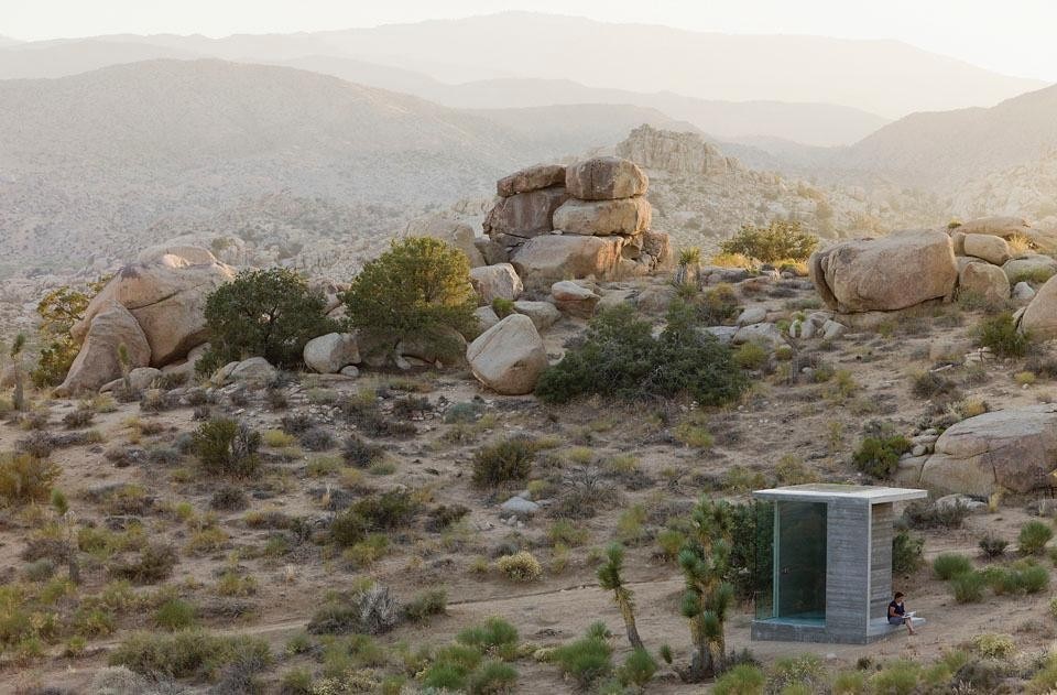 The winter pavilion is
apparently the most complex
of the three structures:
a concrete enclosure whose
ceiling is pierced with a
glazed skylight. Whoever
sleeps in this pavilion can
therefore look up and enjoy
the constellations while
immersed in the total night
of the desert.