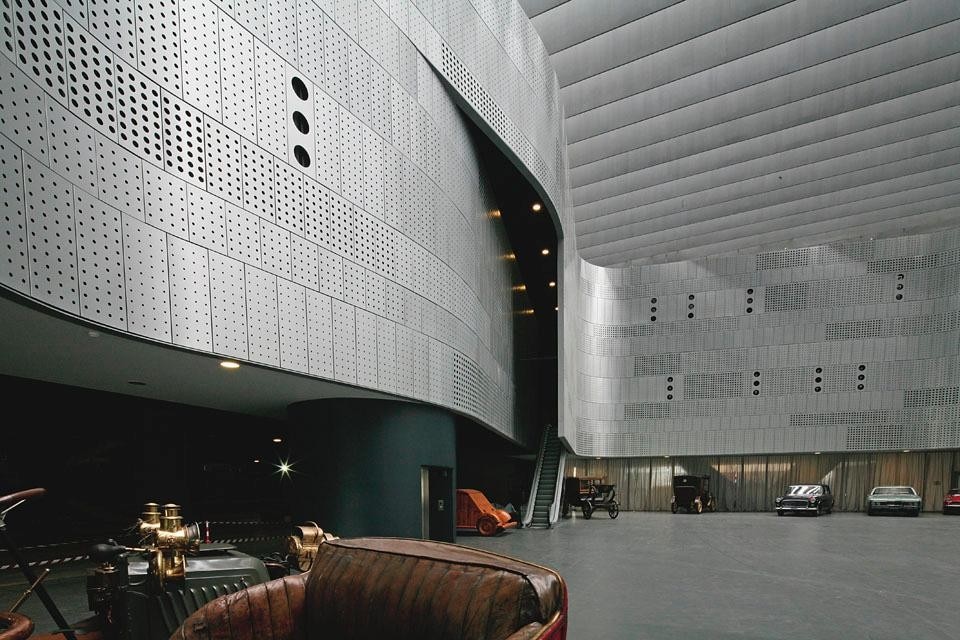 The hall’s cladding in
perforated steel creates an
aesthetic symmetry between
the new museum’s interior
and exterior. A total of
9,000 m2 of display space
accommodates about 200
cars from all eras.