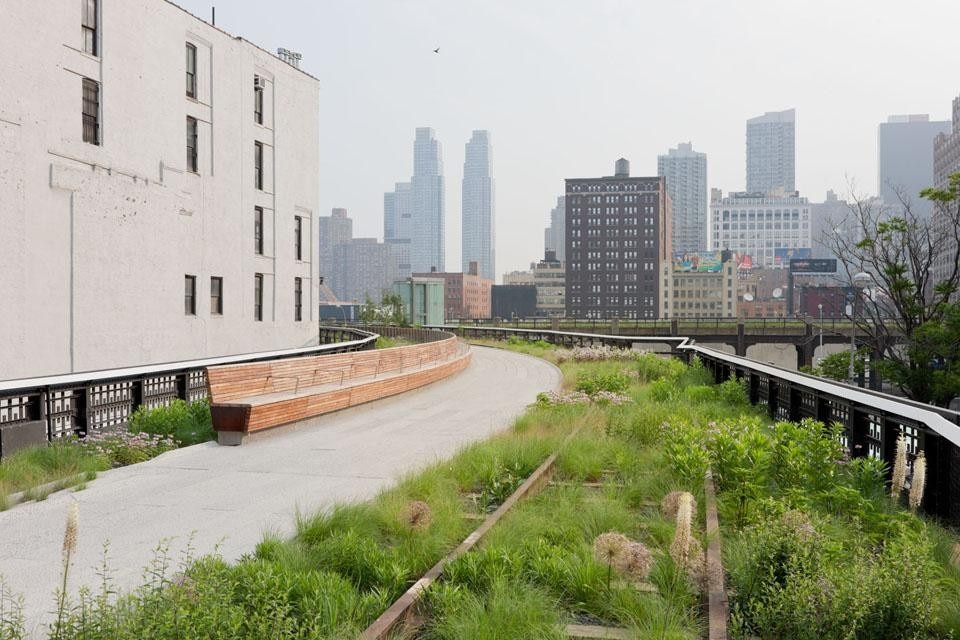 The continuous Radial Bench follows the curve of the High Line as the park approaches its northern terminus. The remaining section of the former railway (visible in the middle ground) has not yet been acquired for public use. ©Iwan Baan, 2011.