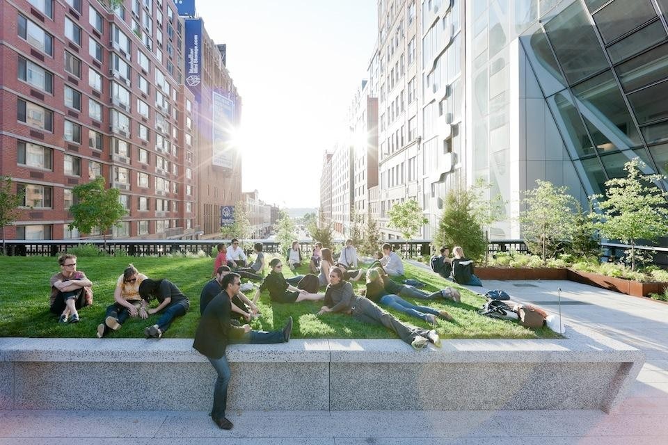 The northern end of the 23rd Street Lawn peels up to create a platform for lounging and sunbathing. Looking West, toward the Hudson River.  ©Iwan Baan, 2011.
