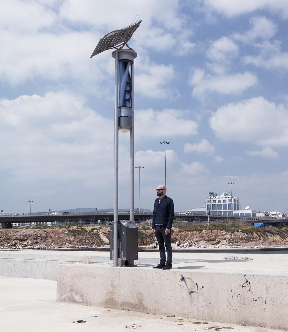 Andreas Angelidakis fotografato sotto un lampione a energia solare ed eolica, oggetti costosissimi ma  inutilizzati perché nessuno frequenta queste zone