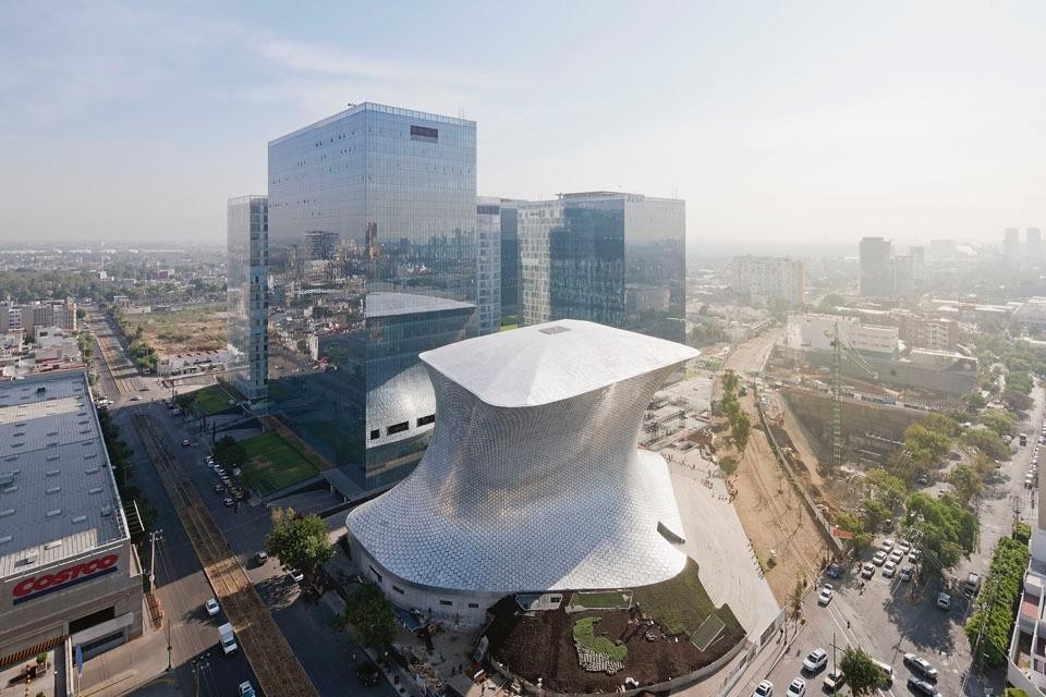 Located on the corner of
two main thoroughfares,
the building is clad with
a continuous texture of
hexagonal aluminium
modules that allows a bare
minimun of openings onto the
surrounding cityscape. The
Mexican architect’s declared
intention was to create “an
urban and iconic presence.”