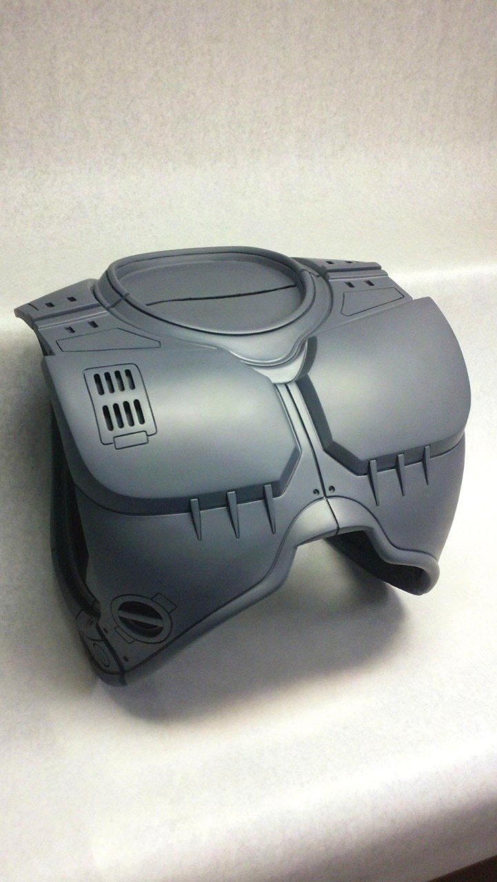 Detail of the model made
by Fred Barton Productions.
The suit’s torso measures 71
cm high, 43 cm wide and 30
cm deep. Detail of the model made
by Fred Barton Productions.
The suit’s torso measures 71
cm high, 43 cm wide and 30
cm deep.