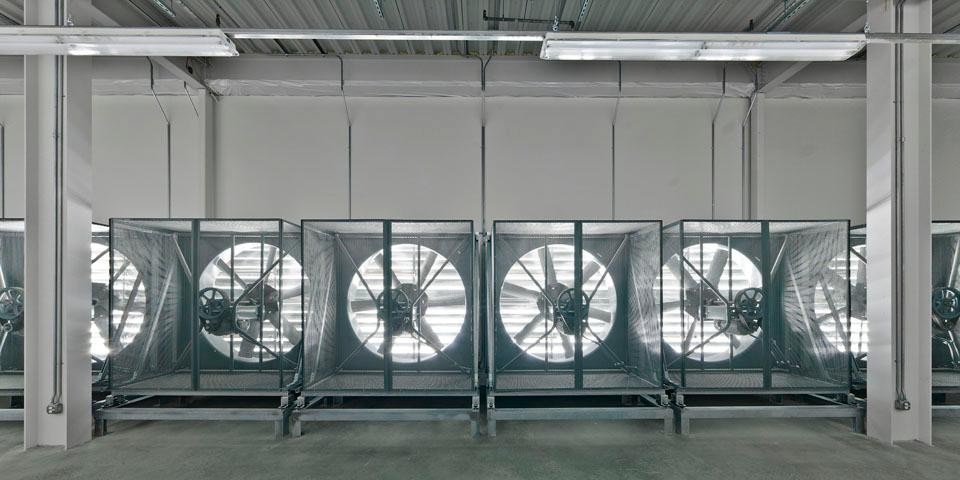 Exhaust fans of the new
ductless hvac system for
blowing hot air from the data
centre. Above: interior components of the
cooling system, which is 38%
more efficient and 24% less
expensive to build and run
than other state-of-the-art
systems.