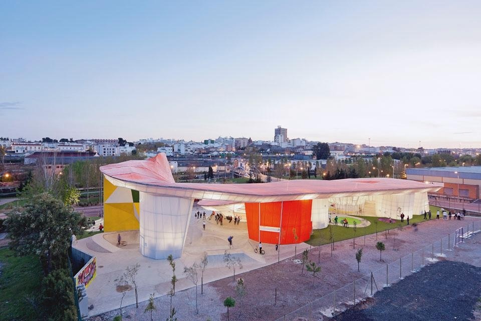 Inaugurated last March,
the <i>Factoría Joven</i> 
 is a large
canopy structure completely
open onto the city.



