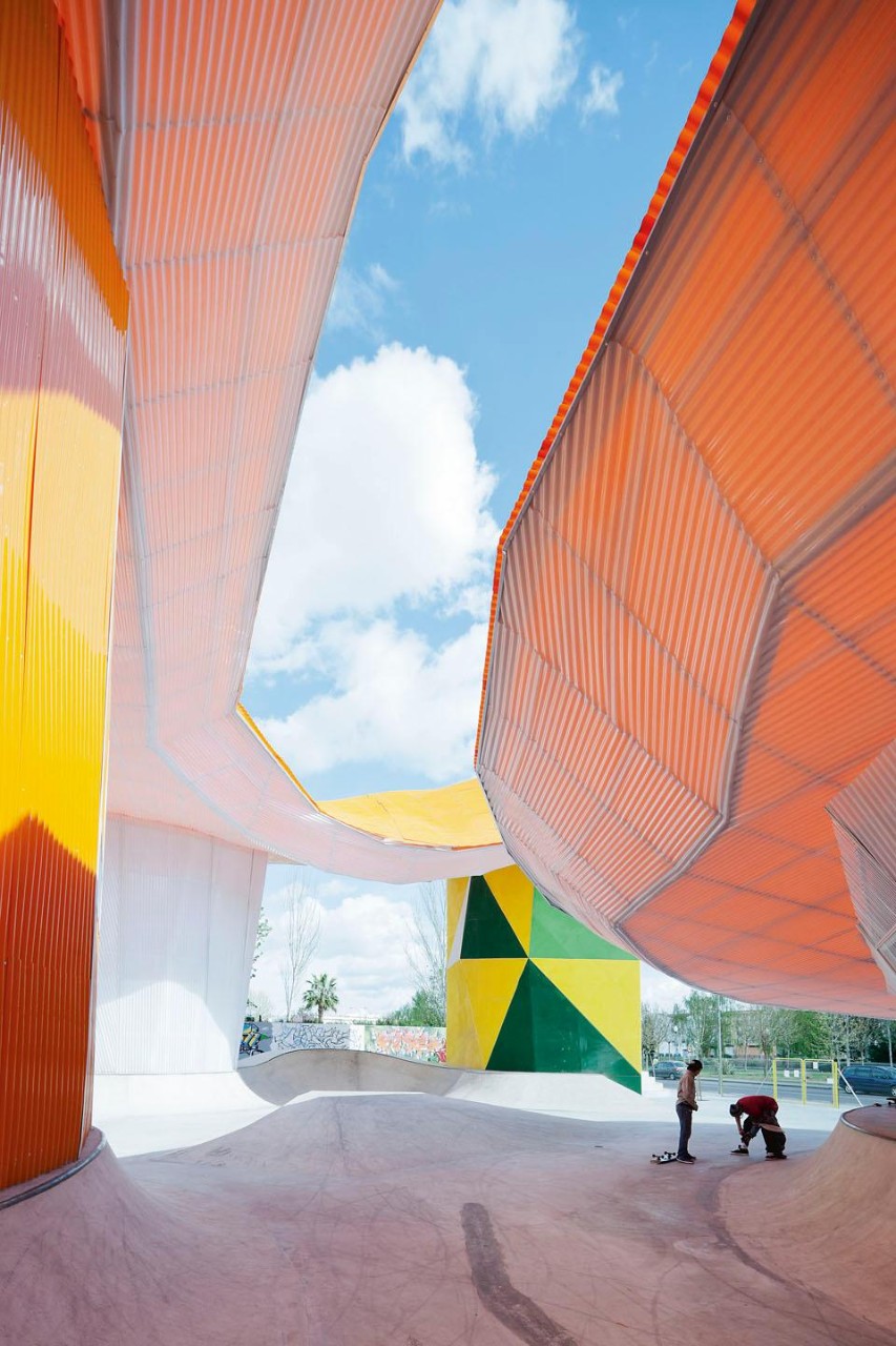 The structure of the
<i>Factoría Joven</i> consists
of a three-dimensional metal
grid that was also used to
form the supporting columns
set along the perimeter
of the complex, as well as
the roof which, according
to José Selgas and Lucía
Cano, “spreads out like
a light cloud”.