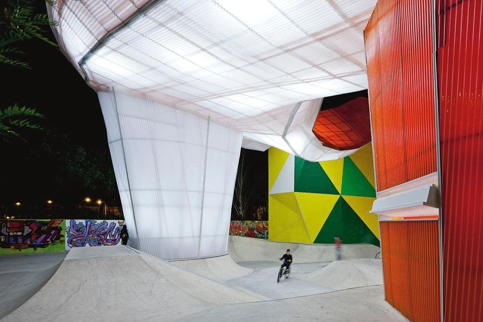 <i>Factoría Joven</i> includes
facilities for many activities
such as skateboarding,
Internet access, funk and
hip hop dance, graffiti,
street theatre, video, rock
and electronic music,
manga comics and artistic
performances.